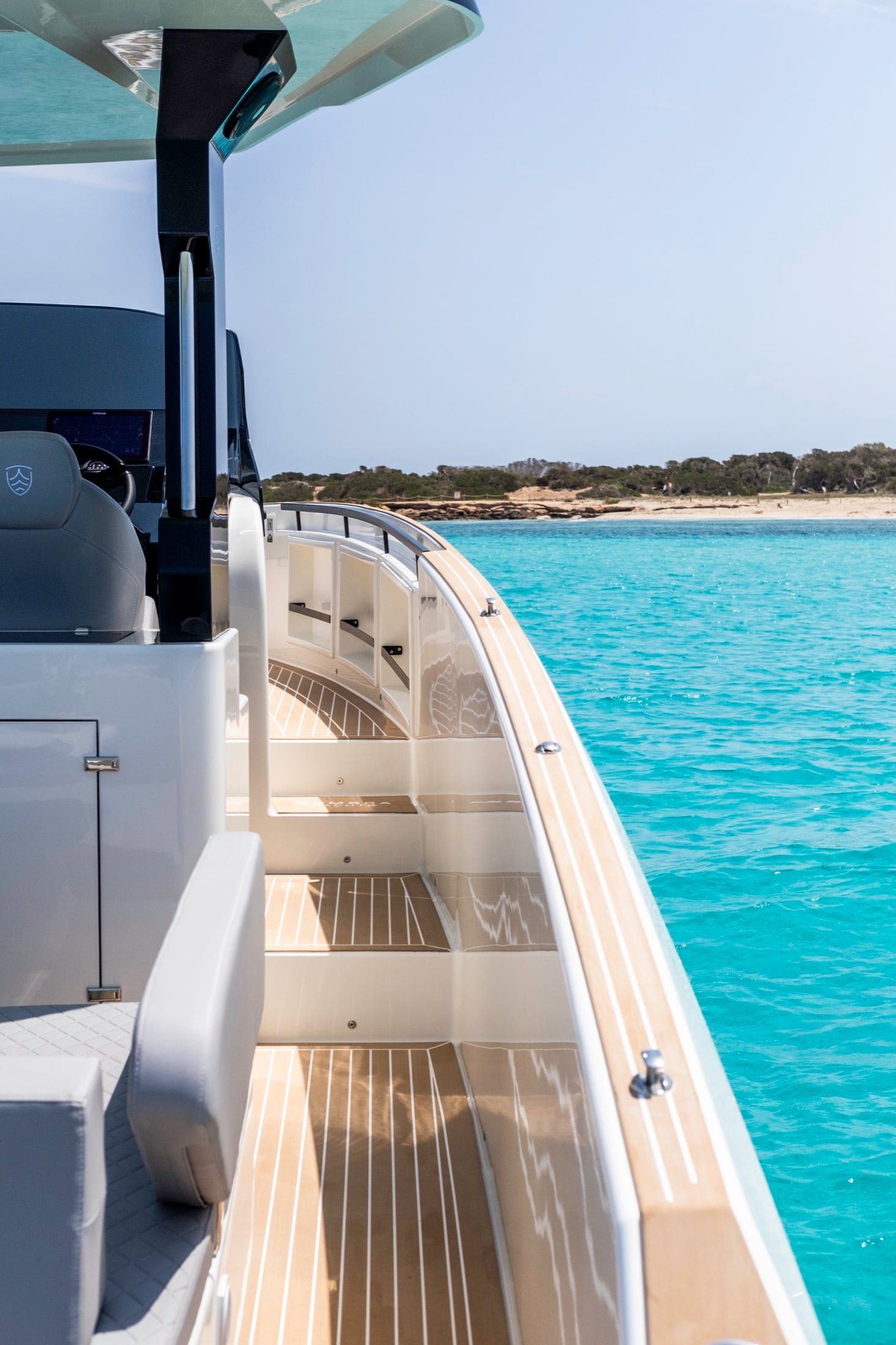 Wide starboard walkaround passage on the Kumbra 34