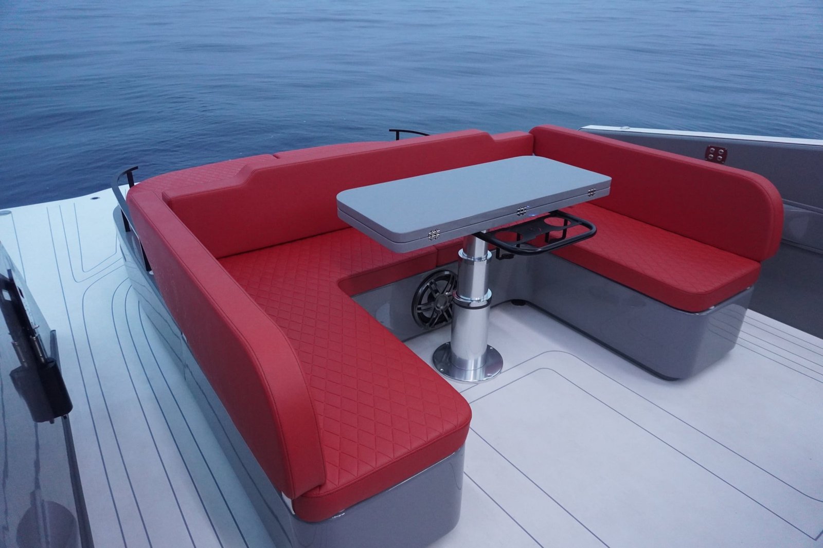 Red U-shaped dining lounge on the Kumbra 36